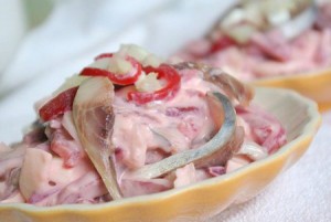 Нежный салат из селедки и свеклы с йогуртом