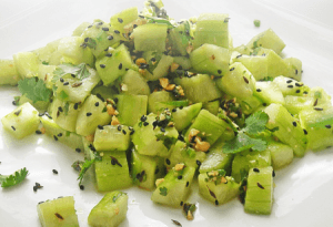 Огуречный салат с кунжутом и арахисом