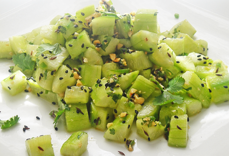 Огуречный салат с кунжутом и арахисом
