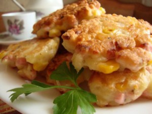 Оладушки с кукурузой, сыром и ветчиной
