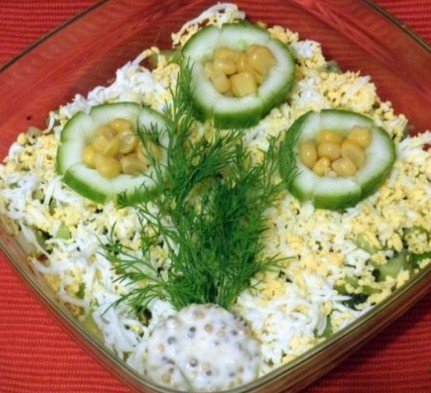 Оргинальный салат с киви и крабовым мясом