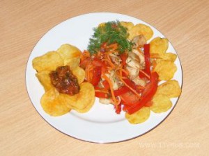 Острый салат с индейкой и чипсами 