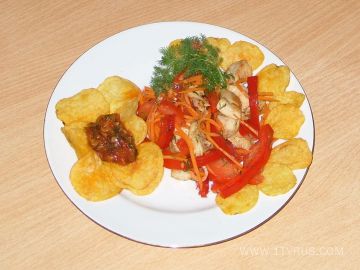 Острый салат с индейкой и чипсами 