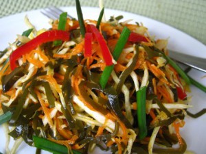 Овощной салат с морской капустой