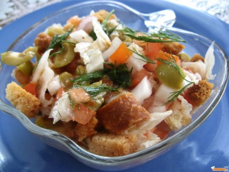 Овощной салат с оливками и сухариками