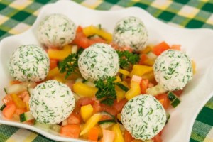 Овощной салат с шариками из феты и маслин