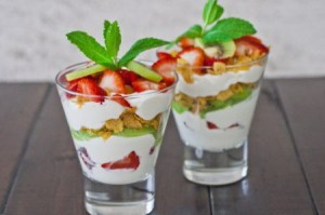 Парфе с клубникой, киви и кукурузными хлопьями