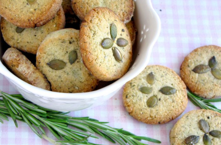 Печенье с тыквенными семечками и розмарином