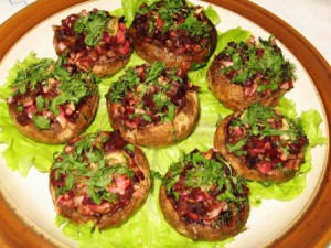 Печеные шампиньоны, фаршированные свеклой