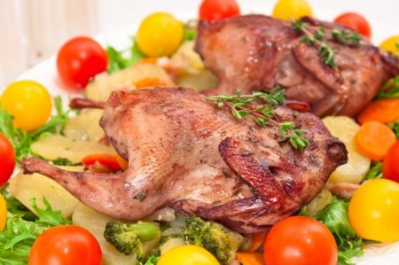 Запеканка с индейкой, брокколи и картофелем под соусом «бешамель»