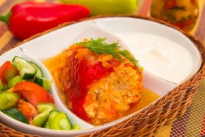 Перец, фаршированный индейкой, тушенный в помидорах