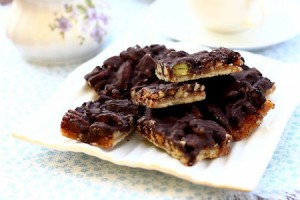 Песочное печенье с орехами, сливочной ириской и шоколадом