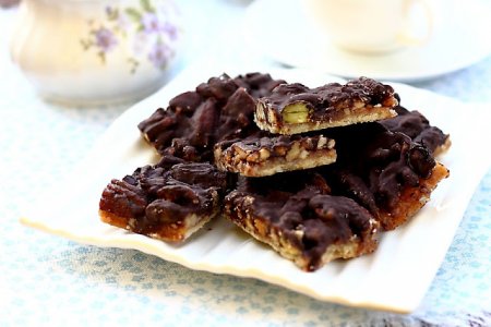 Песочное печенье с орехами, сливочной ириской и шоколадом