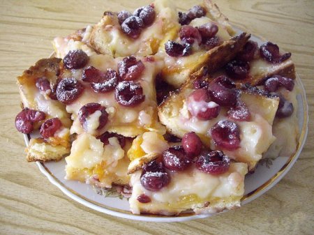 Пирог с черешней и заварным кремом