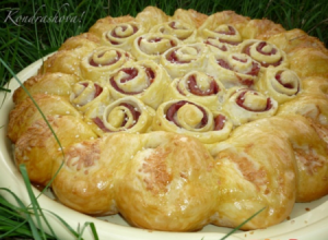 Пирог с колбасой и сыром