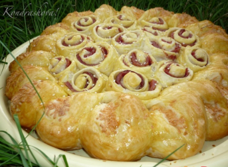 Пирог с колбасой и сыром