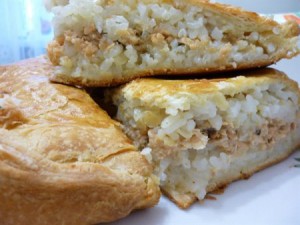 Пирог с красной рыбой и рисом из слоёного теста