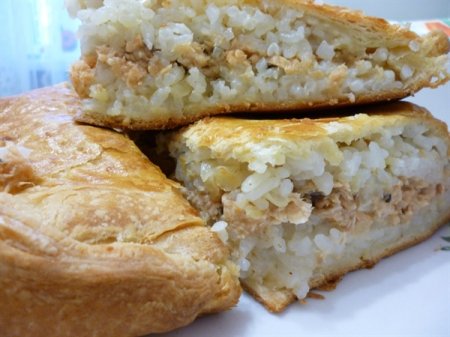 Пирог с красной рыбой и рисом из слоёного теста