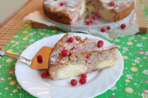 Пирог с красной смородиной и творогом