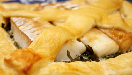 Слоеный пирог с копченой курицей и яйцами