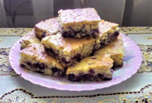 Пирог с овсяными хлопьями и черной смородиной