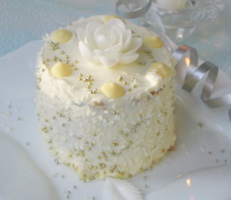 Пирожные ореховые с ананасом и кокосовой стружкой
