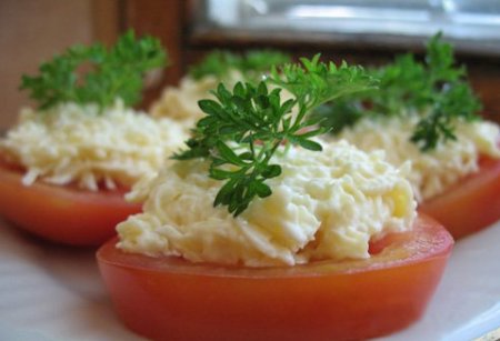Помидоры с сыром и чесноком.