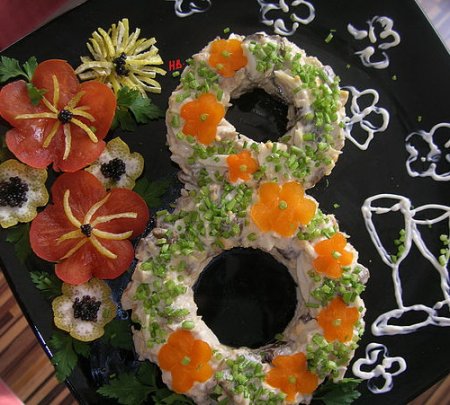 Праздничный салат к женскому дню 8 марта