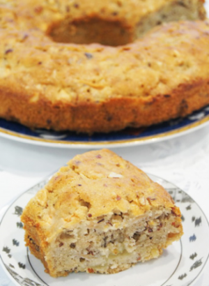 Пряный кекс с яблоками, грушами и орехами