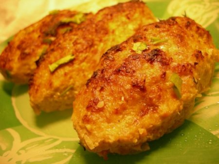 Рецепт куриных котлет с зеленью и сыром