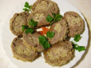 Рулет мясной с макаронами в мультиварке