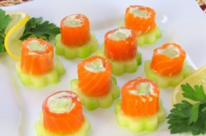 Рулетики из форели с огурцами и сливочным сыром