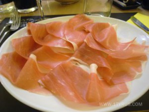 Рулетики из пармской ветчины 
