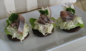 Ржаные хлебцы с яблочным салатом и сельдью пряного посола