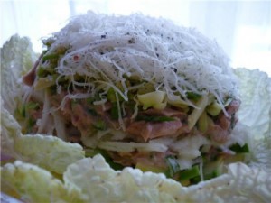 Салат с сухариками и колбасой
