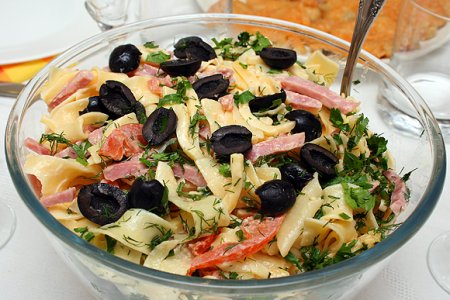 Салат итальянский с сыром и макаронами