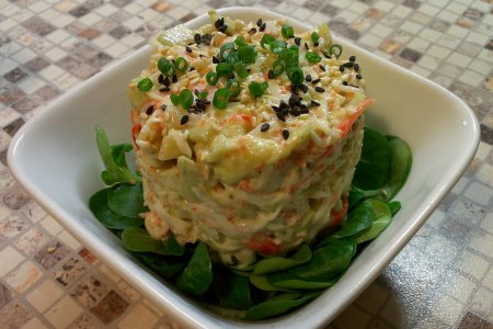 Салат из авокадо и крабового мяса