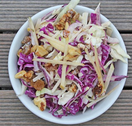 Салат из яблок и красной капусты