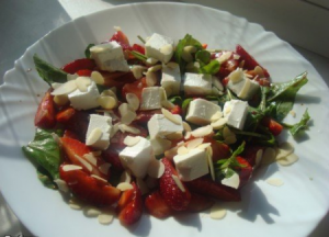 Салат из клубники с ореховым соусом