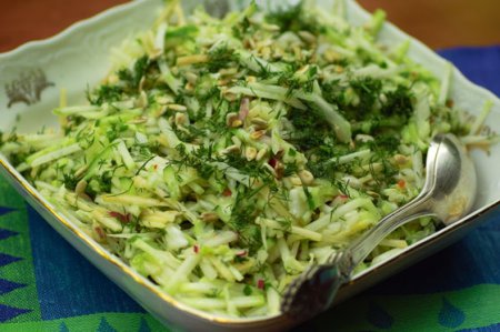 Салат из кольраби с огурцом