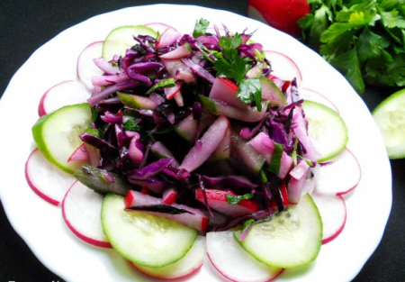 Салат из краснокочанной капусты, огурца и редиса