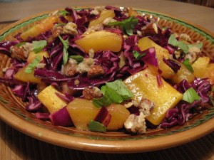 Салат из краснокочанной капусты с тыквой и орехами