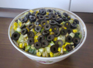 Салат из кукурузы, семечек и огурца