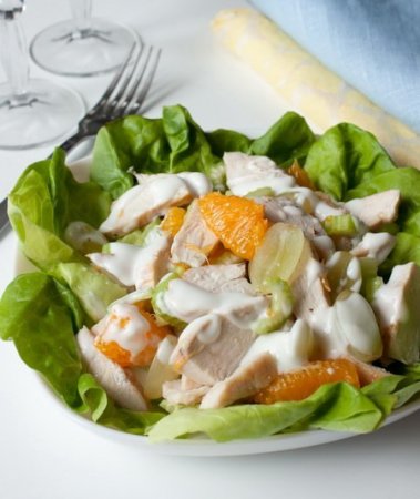 Салат из курицы с фруктами