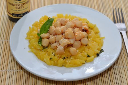Салат из морских гребешков с ананасами