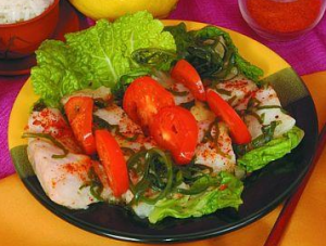 Салат из морского языка с помидорами и морской капустой