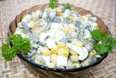 Салат из морской капусты с кукурузой