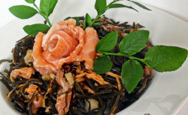 Салат из морской капусты с семгой