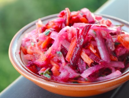 Салат из огурца, сырой свеклы и моркови