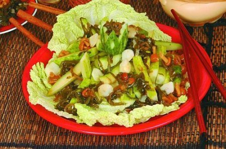 Салат из овощей с грибами и морской капустой
